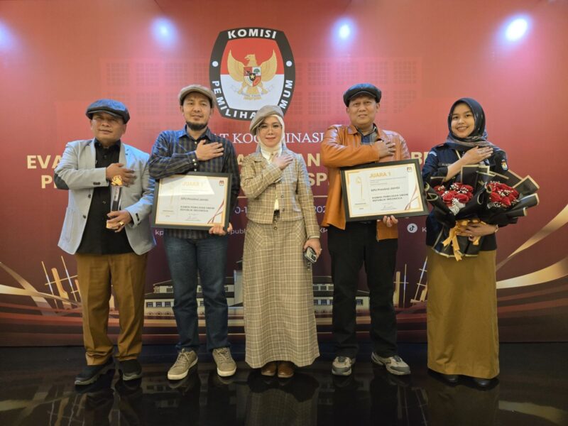 KPU Provinsi Jambi menerima penghargaan dari KPU RI | rel