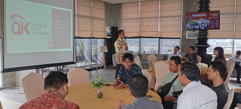 Kepala OJK Jambi, Yan Iswara Rosya, bersama para jurnalis, Selasa | dod