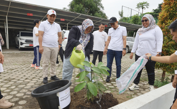 Penanaman Pohon Manggis di halaman kantor Bawaslu Provinsi Jambi, Kamis | dia