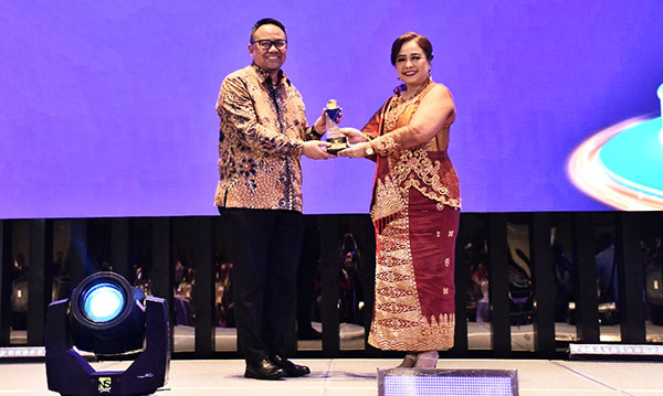 Otoritas Jasa Keuangan (OJK) kembali menerima penghargaan Badan Publik Informatif dari Komisi Informasi | pr
