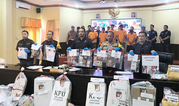 Empat tersangka perusakan dan pembakaran kotak suara di Sungai Penuh berhasil ditangkap | humas polda