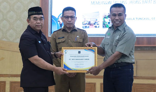 Dua unit bisnis Asian Agri menerima penghargaan Forum TJSLP 2024 dari Pemkab Tanjabbar | humas asian agri