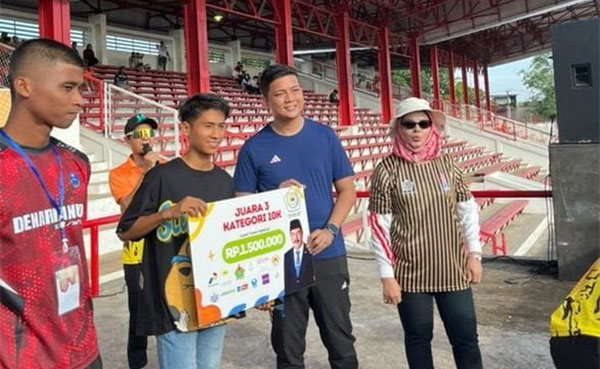 Ketua DPRD Provinsi Jambi menyerahkan hadian kepada pemenang Jambi City Run, Minggu | ran