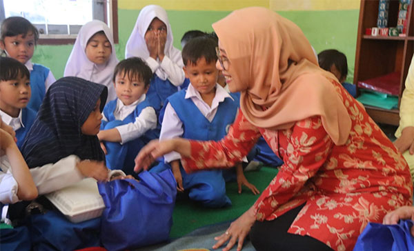 Pengurus BKOW Provinsi Jambi membagikan makanan sehat memperingat Hari Ibu ke-96, Senin | as?ran