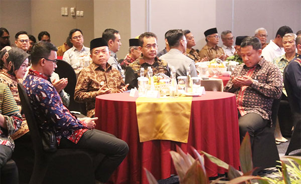Al Haris bersama Hasan Fauzi serta Kepala Kantor OJK Jambi yang baru dan lama | as/dia