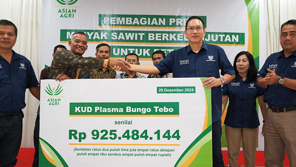 Asian Agri menyerahkan premium sharing kepada 40 KUD di Jambi | rel