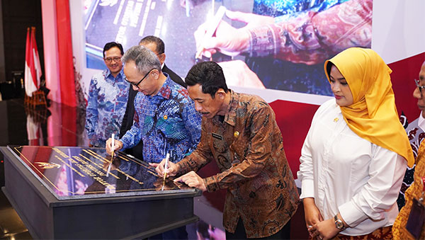 Ketua Dewan Komisioner OJK, Mahendra Siregar, meresmikan Kantor OJK Provinsi Banten, Jumat | rel