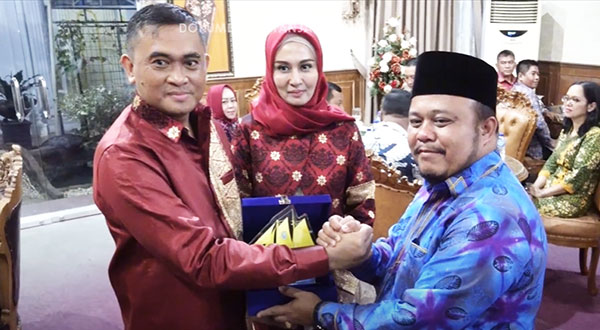 Plt Bupati Tanjabtim, Robby Nahliansyah, memberikan kenang-kenangan kepada AKBP Heri Supriawan | ran 