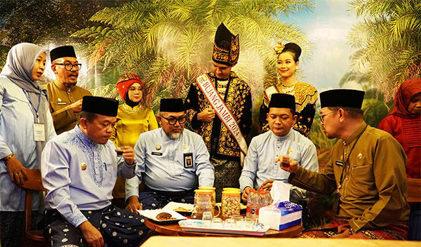 Gubernur Jambi, Al Haris, menikmati produk salah satu UMKM di Provinsi Jambi | dki-pj