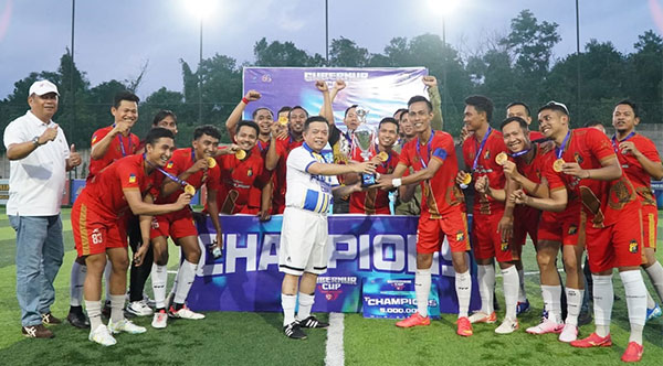 Gubernur Jambi, Al Haris, menyerahkan piala kepada pemenang Turnamen Mini Soccer Gubernur Jambi Cup 2025, Jumat malam | har