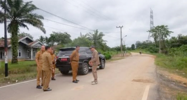 Penjabat Bupati Muarojambi, Raden Najmi, meninjau jalan yang baru diperbaiki, Senin | dki-mj