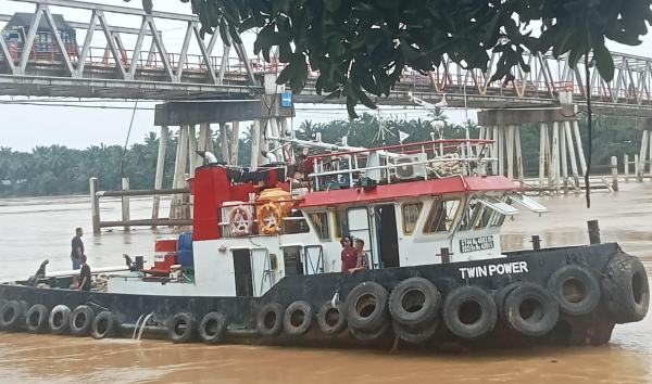 Tugboat Twin Power saat menarik tongkang bermuatan batu bara yang menabrak tiang Jembatan Muara Tembesi | dod