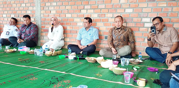 Komisioner KPU RI, Iffa Rosita, ngobrol santai bersama wartawan di Pojok Kopi Dusun, Muarojambi, Kamis | dod