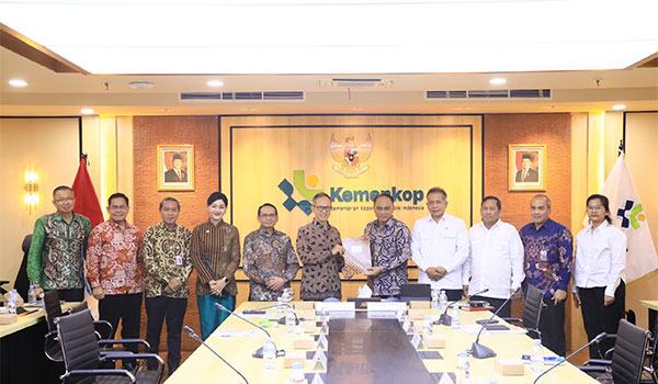 Menteri Koperasi, Budi Arie Setiadi, menyerahkan daftar koperasi kepada Ketua Dewan Komisioner OJK, Mahendra Siregar, Senin | pr