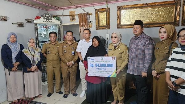 Penyerahan santunan Jaminan Kematian dari BPJS Ketenagakerjaan kepada ahli waris Widianto, Selasa | dod