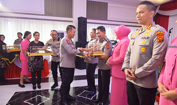 Kapolda Jambi menyerahkan cinderamata kepada mantan pejabat Polda Jambi, Senin | dia