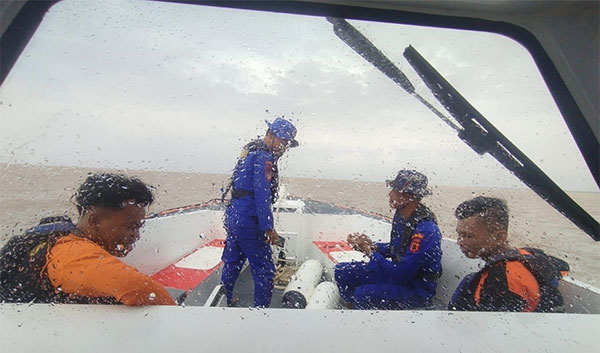 Tim SAR menyusuri Perairan Kuala Air Hitam Laut mencari seorang nelayan yang hilang, Kamis | sar