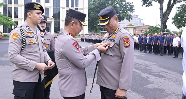 Kapolda Jambi menyematkan pin emas kepada seorang personel | dia