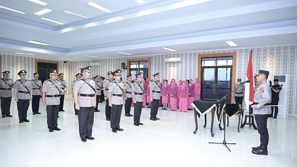 Serah terima jabatan pejabat utama Polda Jambi dan sejumlah kapolres, Senin | dia