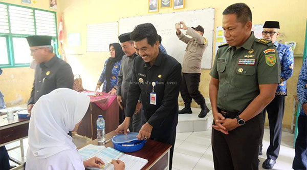 Penjabat Bupati Muarojambi, Raden Najmi, melihat langsung pelaksanaan program MBG, Senin | dki-mj