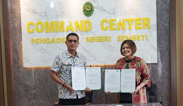 Kepala Dinas Kominfo Muarojambi dan Ketua Pengadilan Negeri Sengeti menandatangani kerja sama, Kamis | dki-mj