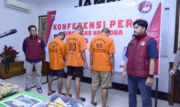 Tiga tersangka kurir sabu diamankan di Ditresnarkoba Polda Jambi | dod
