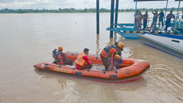 Tim SAR Gabungan melakukan pencarian korban pompong terbakar, Jumat | sar