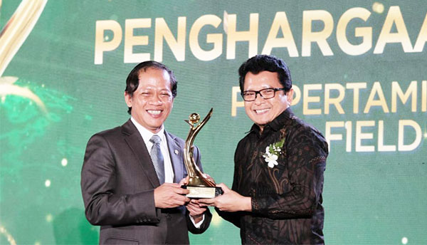 GM PHR Zona 1, Hari Widodo (kanan) menerima penghargaan lingkungan PROPER dari Menteri Lingkungan Hidup, Hanif Faisol Nurofiq, Senin | PR