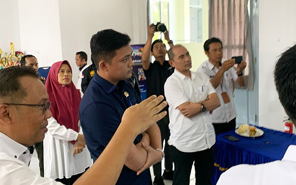 Ketua DPRD Provinsi Jambi, Muhammad Hafiz, melihat langsung pelaksanaan CAT PPDB, di SMA Titian Teras Abdurrahman Sayoeti, Rabu | dod