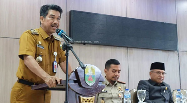 Penjabat Bupati Muarojambi, Raden Najmi memberi arahan pada rapat koordinasi penanganan bencana banjir, Senin | dki