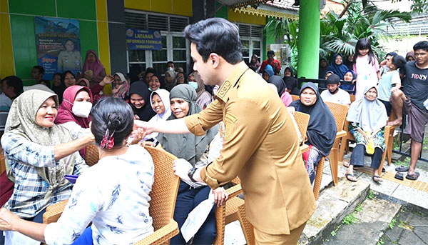 Wawako Jambi, Diza Hazra Aljosha, menyerahkan bantuan bagi masyarakat terdampak banjir yang disalurkan melalui OJK bersama Industri Jasa Keuangan, Selasa | dki