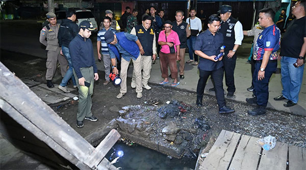 Wakil Wali Kota Jambi, Diza Hazra Aljosha, meninjau pembenahan drainase di kawasan Pasar Kota Jambi, Selasa malam | dki