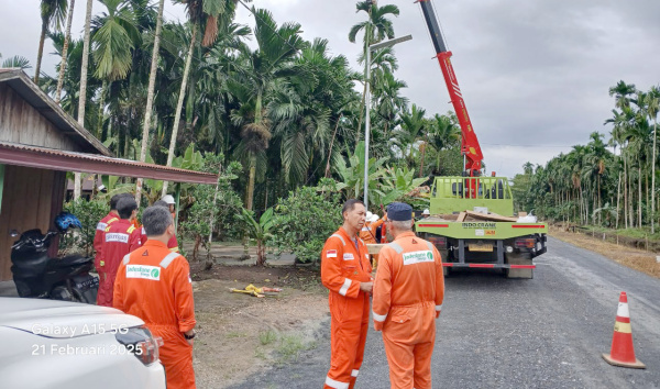 Pemasangan lampu penerangan oleh Jadestone di Desa Parit Lapis | skk migas