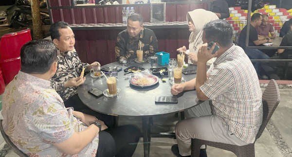 Lima kepala daerah nongkrong bareng di sebuah warung kopi di Kota Jambi, Rabu malam | ist
