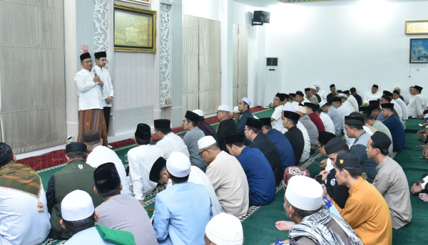Pemerintah Kota Jambi menggelar salat Qiyamul Lail, sahur bersama, hingga salat Subuh berjamaah di Musholla Al-Amanah, Rumah Dinas Wali Kota Jambi, Minggu dini hari, 23 Maret 2025 | dki