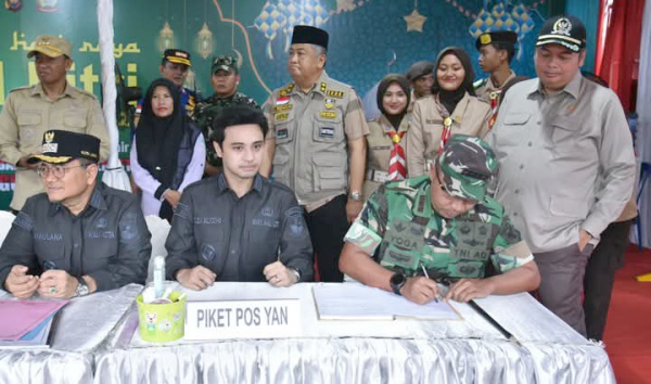 Wali Kota Jambi, Maulana, bersama wakilnya, Diza Hazra Aljosha, saat memantau situasi di salah satu pos pelayanan, Jumat sore | dki