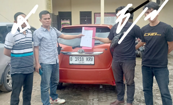 Mobil yang diambil debt collector dari tangan Zainuddin | dia