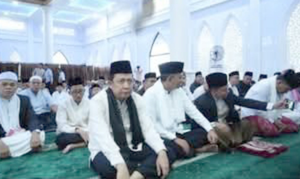 BBS dan Junaidi Mahir serta para pejabat Pemkab Muarojambi salat id di Masjid Al-Abror, Sengeti, Senin | dki