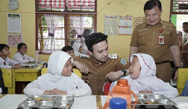 Wawako Jambi, Diza Hazra Aljosha, meninjau pelaksanaan program Makan Bergizi Gratis di SMP Negeri 17 dan SD Negeri 66 Kota Jambi, Senin | dki