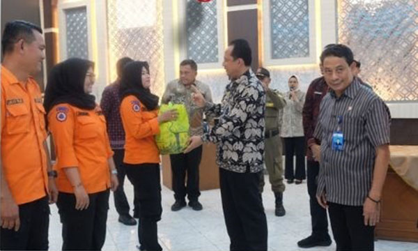 Bupati Muarojambi, Bambang Bayu Suseno, menyerahkan bingkisan lebaran kepada petugas kebersihan dan TRC BPBD, Kamis | dki