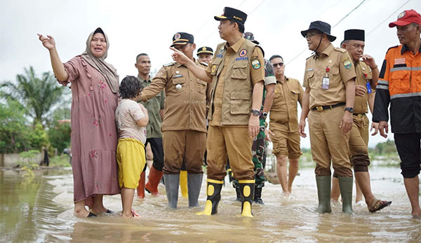 Bupati Muarojambi, Bambang Bayu Suseno, mengecek kondisi warga terdampak banjir di Desa Pulau Aro, Selasa | dki-mj