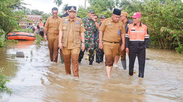 Bupati Muarojambi, BBS, memantau banjir di Desa Pematang Jering, Jambi Luar Kota, Selasa sore | ran
