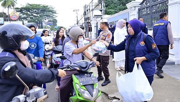 Personel Bidang Humas Polda Jambi membagikan takjil, di kawasan Kebon Kopi, Kota Jambi, Jumat | humas polda