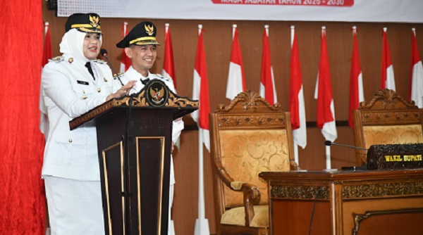 Dillah Hikmah Sari didiampingi Muslimin Tanja menyampaikan pidato politik seusai serah terima jabatan, Jumat | dki-tjt