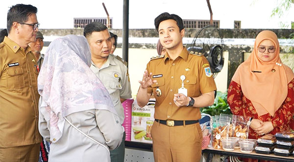 Wakil Wali Kota Jambi, Diza Hazra Aljosha, saat meninjau Operasi Pasar Pangan Murah di Kantor BSIP Jambi, Senin | dki