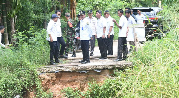 Raden Najmi bersama Kepala Dinas PUPR Muarojambi turun meninjau jalan rusak di Desa Mendalo Darat, Rabu | dki