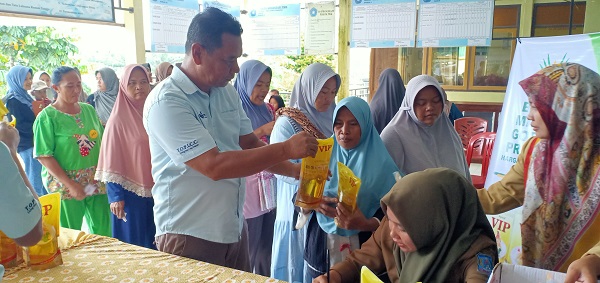 Warga antusias membeli minyak goreng dengan harga terjangkau yang dijual Asian Agri | aa