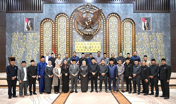 DPRD Kota Jambi mengumumkan Dr dr H Maulana MKM dan Diza Hazra Aljosha SE MA sebagai Wali Kota dan Wakil Wali Kota Jambi terpilih | diskominfo