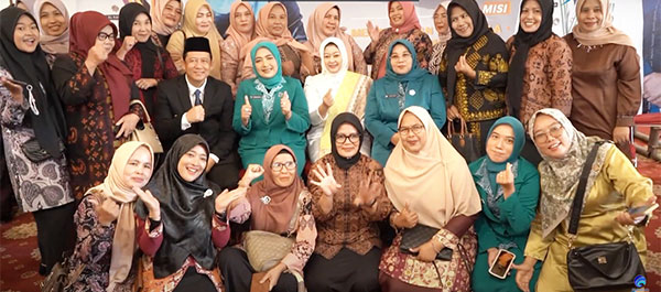 Ririn Novianty foto bersama seusai dikukuhkan sebagai Ketua TP PKK, Ketua Dekranasda, Ketua Tim Posyandu dan Bunda PAUD Kabupaten Muarojambi, Senin | ran