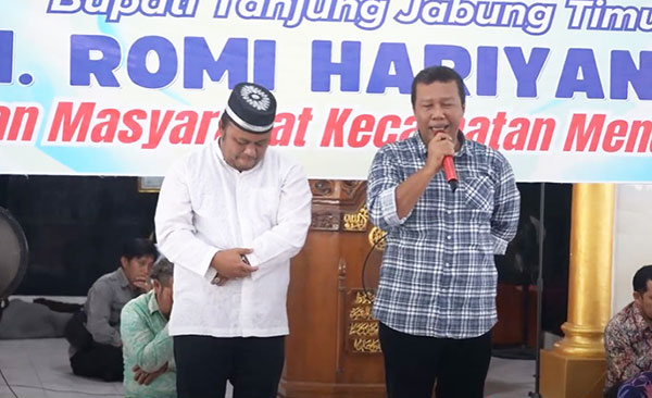 Romi Hariyanto dan Robby Nahliansyah berpamitan dengan masyarakat Kecamatan Mendahara, Kamis | dki-tjt
